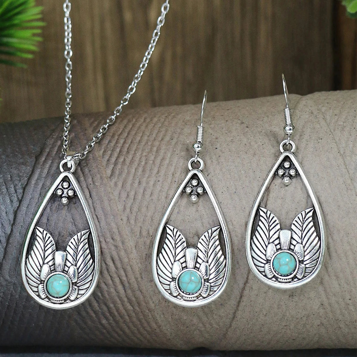 Vintage Blue European pendant set